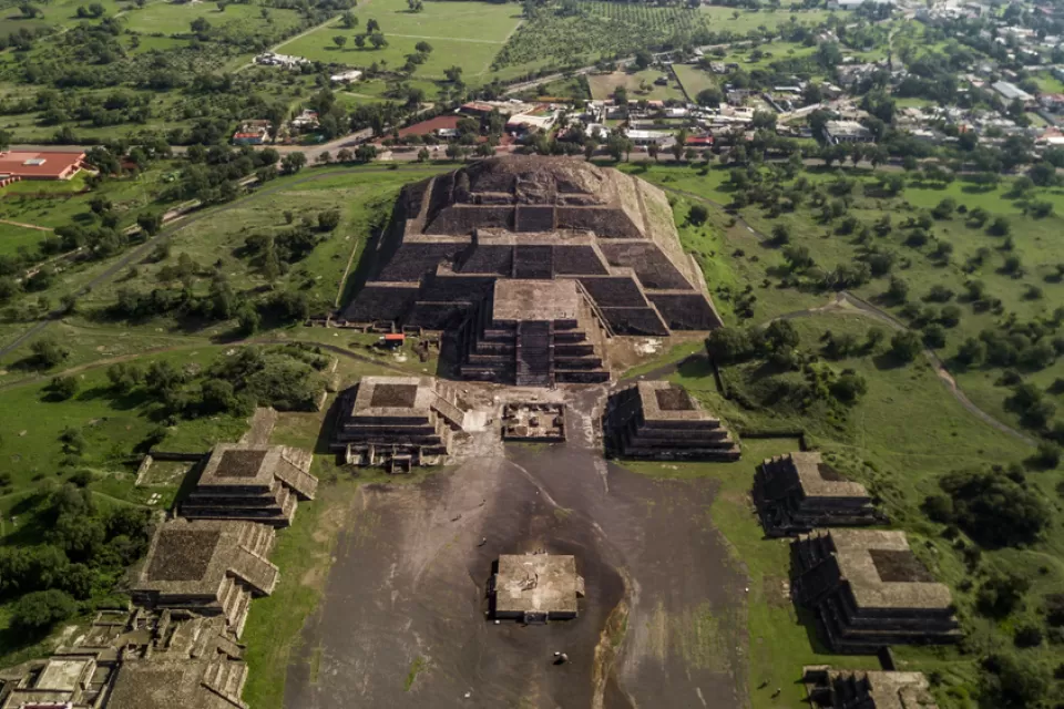 An aerial view of Teotihuacán, with the modern settlement of San Juan Teotihuacán in the background.